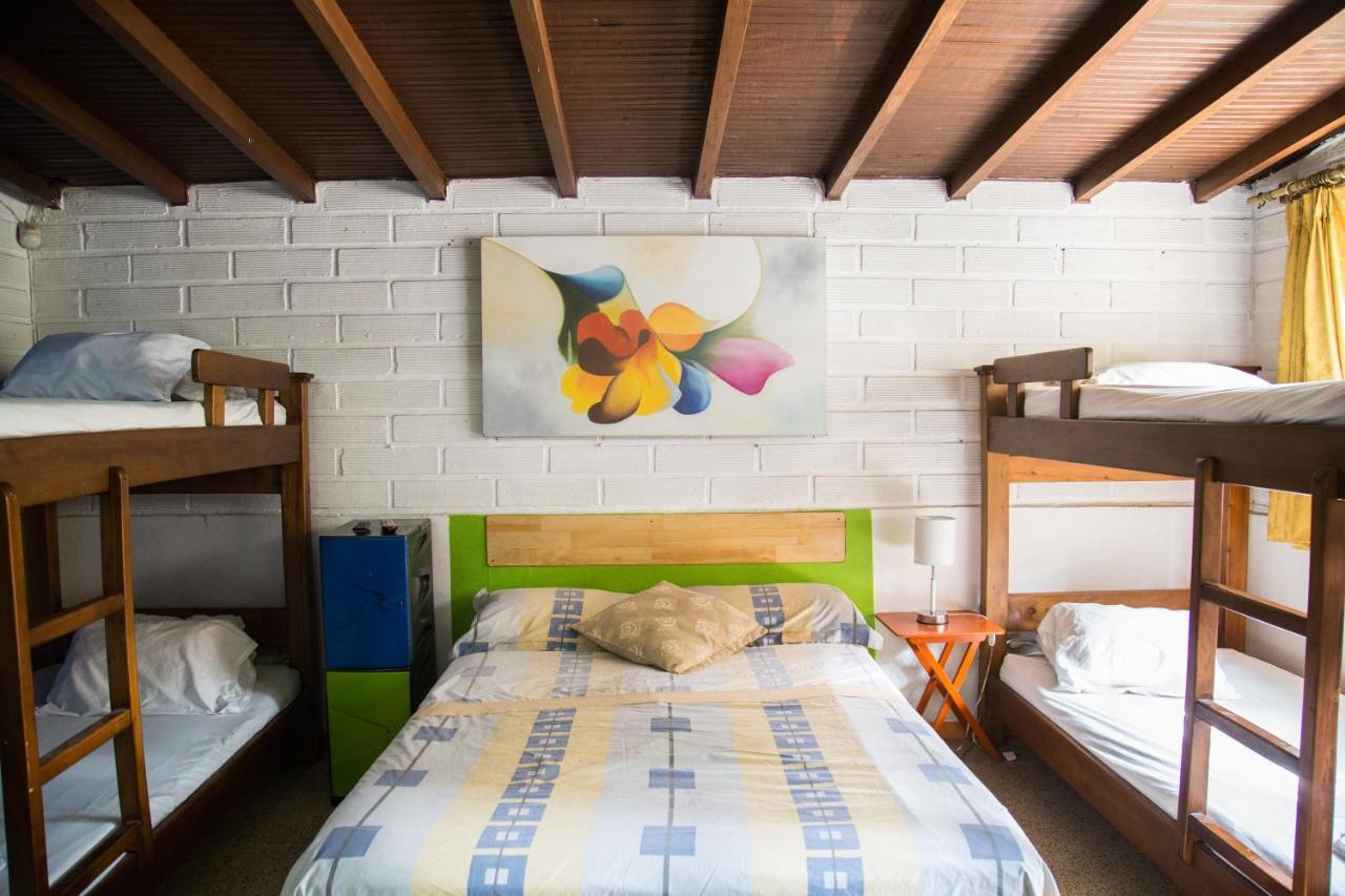 Spring City Hostel Медельїн Екстер'єр фото